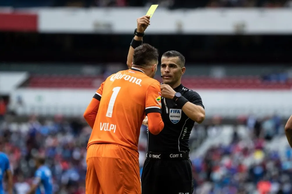 MIGUEL PONTÓN / AGENCIA RÉCORD Volpi en reclamo con Fernando Hernández