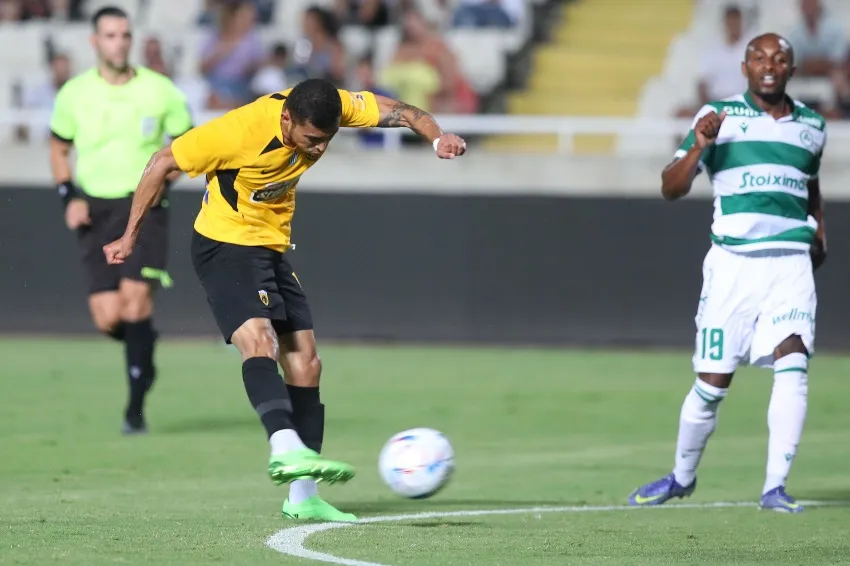 TWITTER: @AEK_FC_OFFICIAL Orbelín en un juego del AEK