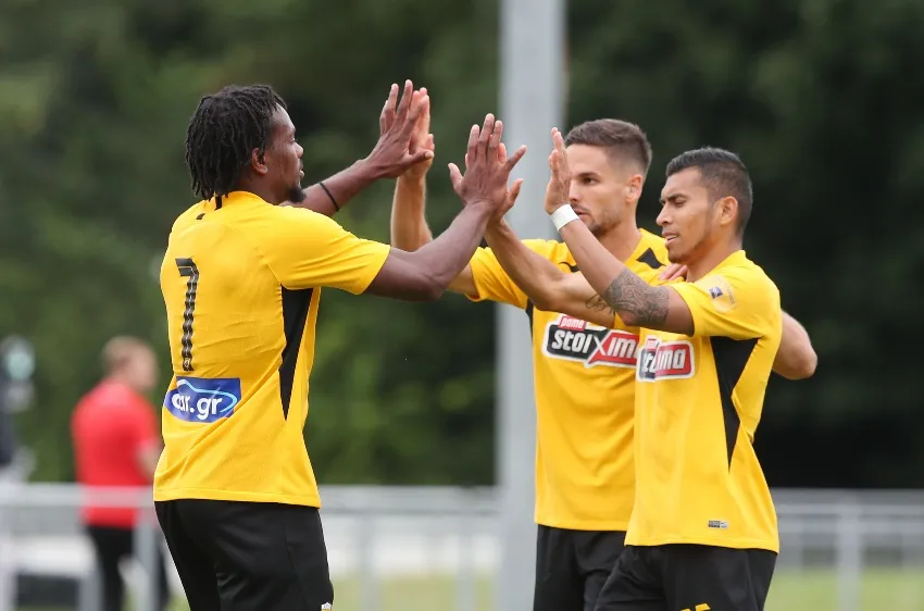 TWITTER: @AEK_FC_OFFICIAL Pineda celebrando un gol con AEK
