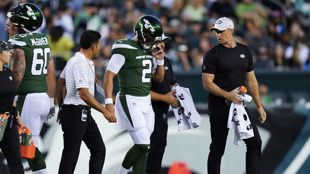 AP Wilson sale del campo luego de su lesión