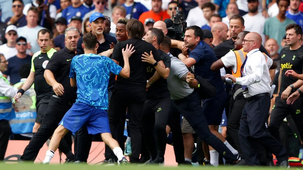 AP Tuchel y Conte armaron la campal en el empate