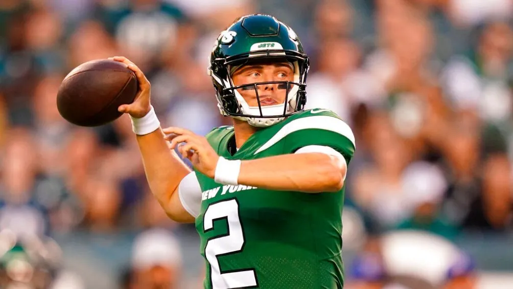 AP El mariscal de los Jets lanzando el ovoide