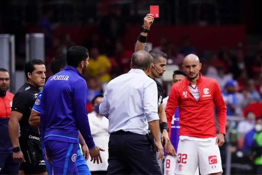 IMAGO7 Diego Aguirre siendo expulsado