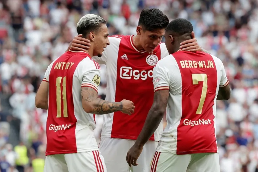 TWITTER: @AFCAjax Edson Álvarez celebrando un gol de Ajax