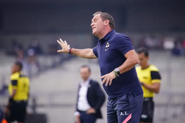 IMAGO7 Andrés Lillini durante partido ante Santos