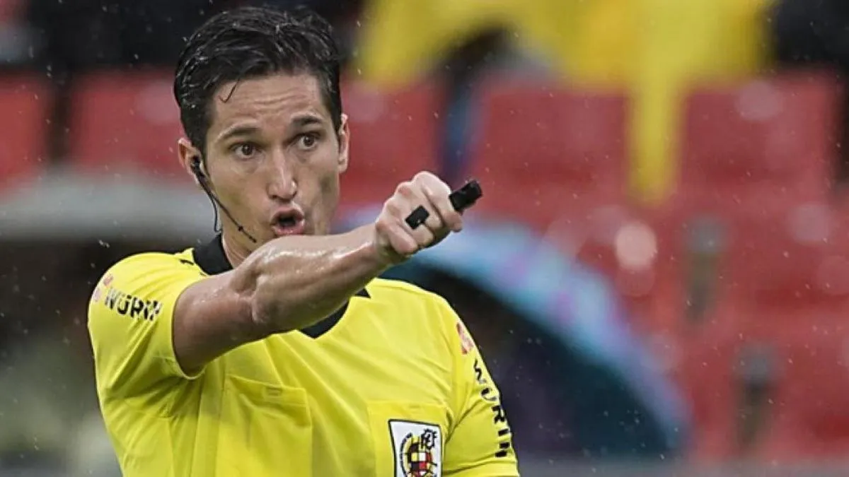 ESPECIAL José Luis Munuera Montero bromeó con Lewandowski sobre el robo de su reloj