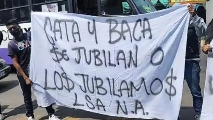 ESPECIAL Aficionados se manifestaron contra jugadores de Cruz Azul afuera de La Noria