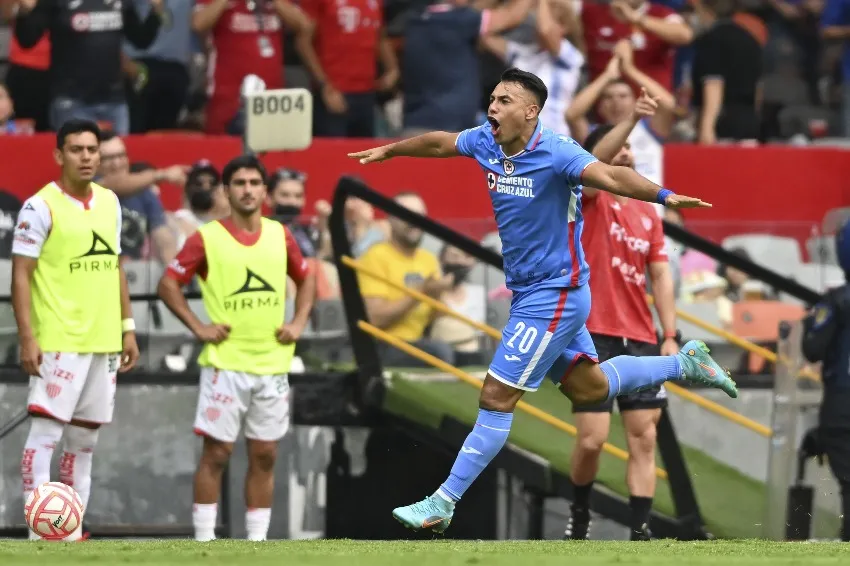 Iván Morales celebrando un gol con Cruz Azul