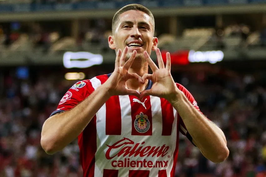 IMAGO 7 Santi Ormeño celebrando su primer gol con Chivas