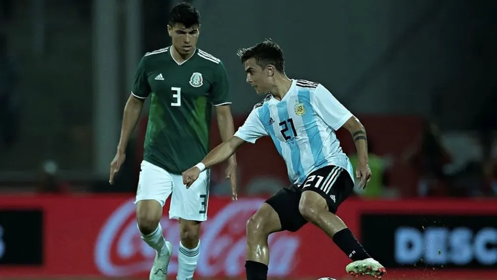 IMAGO7 Erick Gutierrez disputa el balón con Dybala