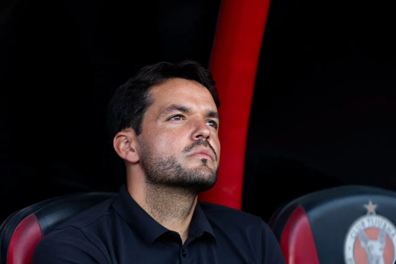 IMAGO7 Nicolás Larcamón dirigiendo en Tijuana