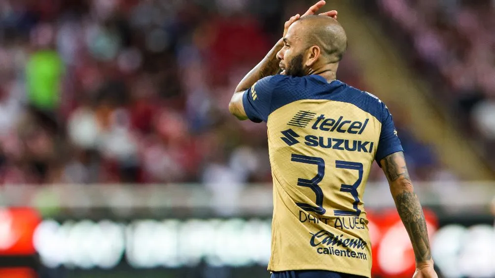 IMAGO7 Dani Alves sufrió un error arbitral durante el juego vs Chivas