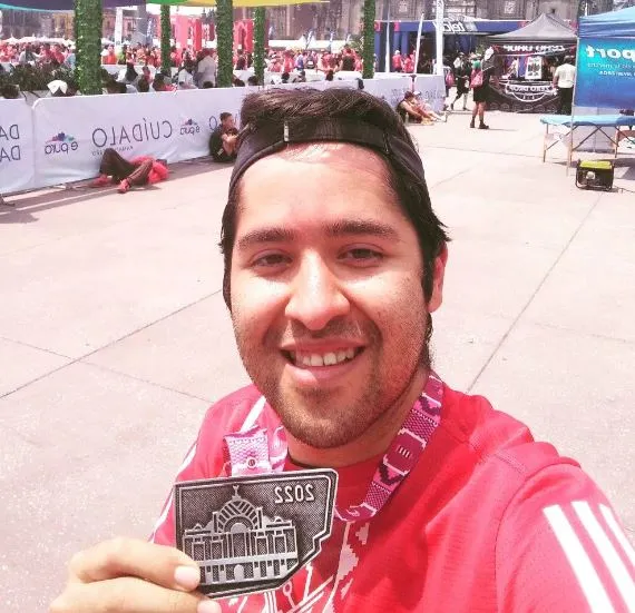 ESPECIAL Atleta de alto rendimiento presume su medalla tras prueba