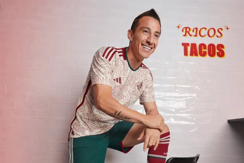 ADIDAS Andrés Guardado con el nuevo uniforme para Qatar 2022