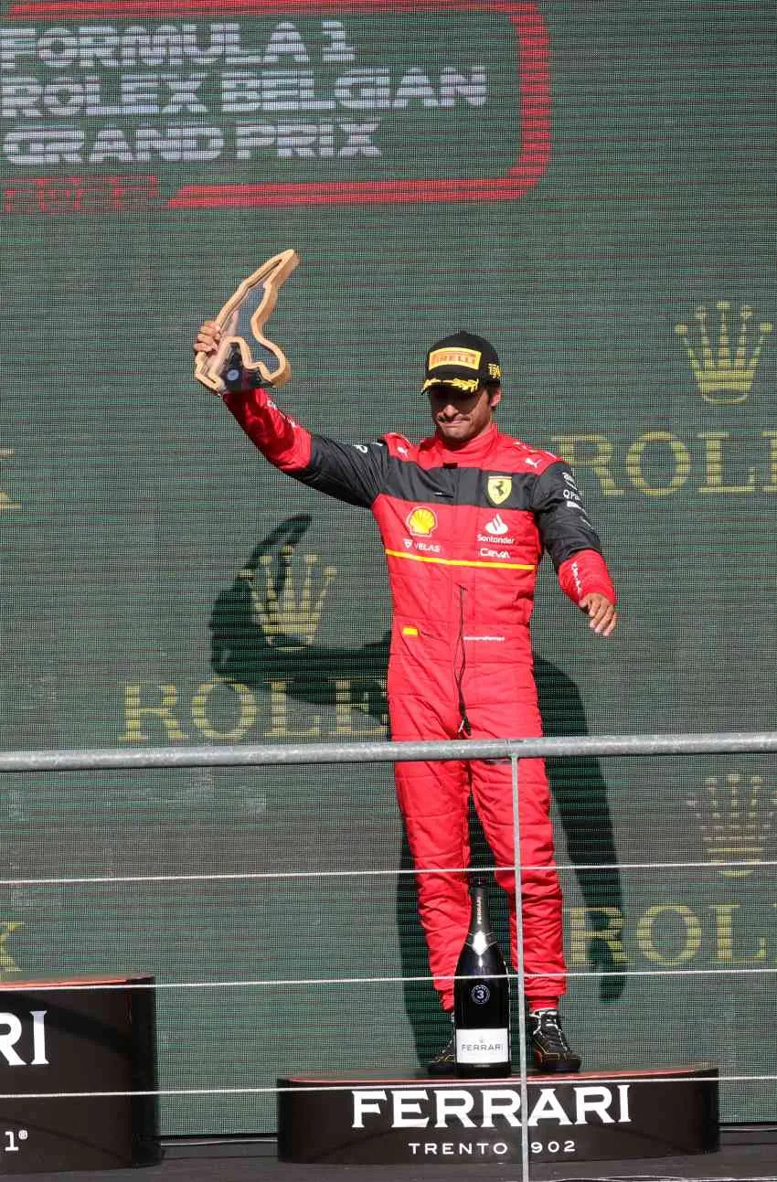 AP Carlos Sainz en el podio del GP de Bélgica