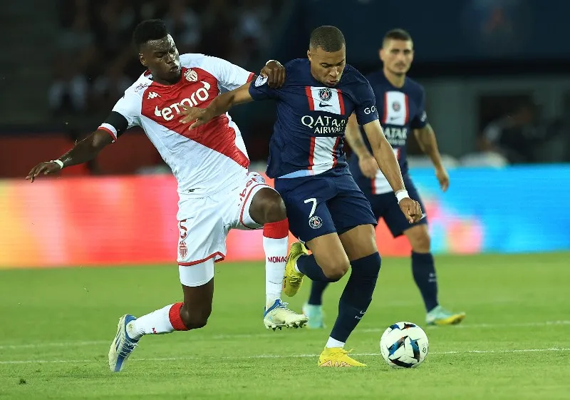 AP Benoit Badiashile y Mbappé en disputa por el esférico