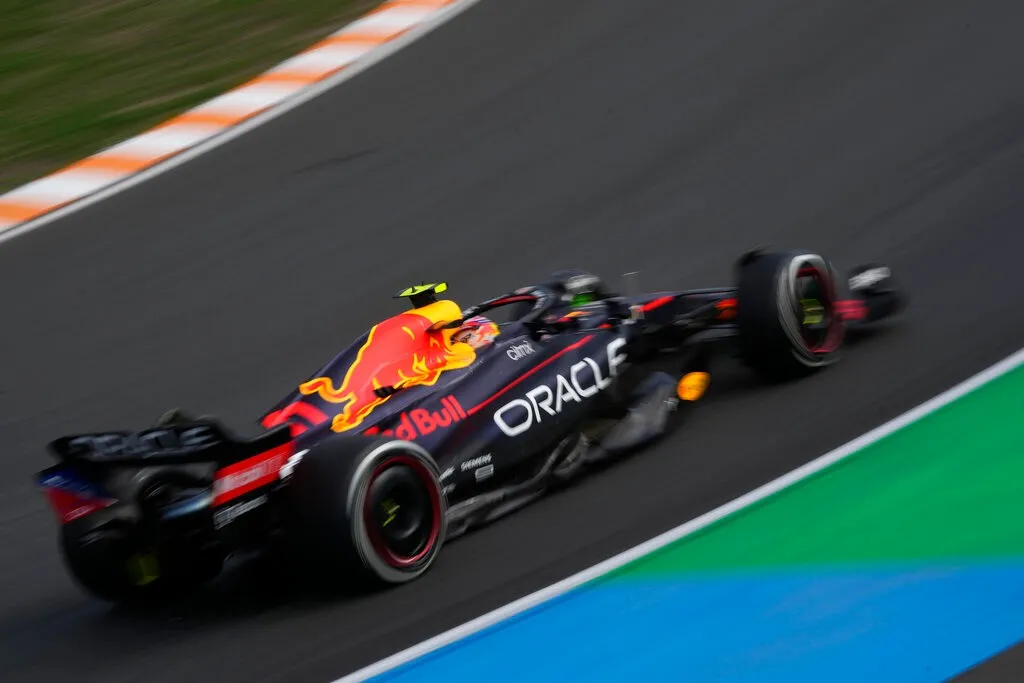 AP Checo Pérez corriendo en Red Bull