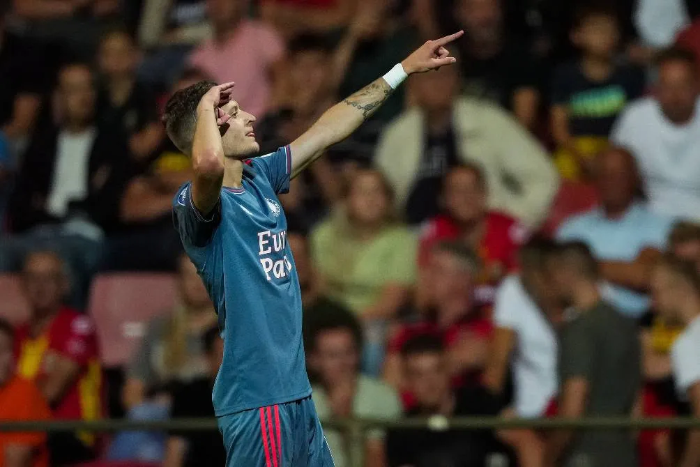 TWITTER: @Feyenoord Feyenorrd ganó con Santi Giménez en la banca