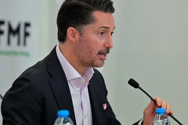 IMAGO7 Yon de Luisa espera para el anuncio del nuevo DT