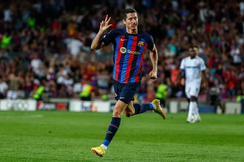 AP Robert Lewandowski tras anotar gol