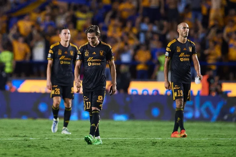 MEXSPORT Jugadores de Tigres en lamento