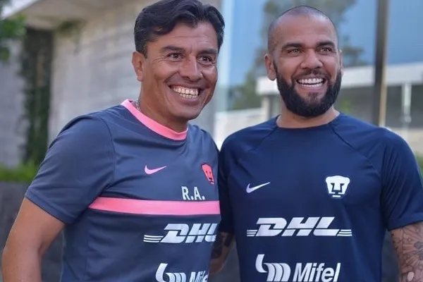 TWITTER @ALPIZA23 El director de Fuerzas Básicas junto a Dani Alves