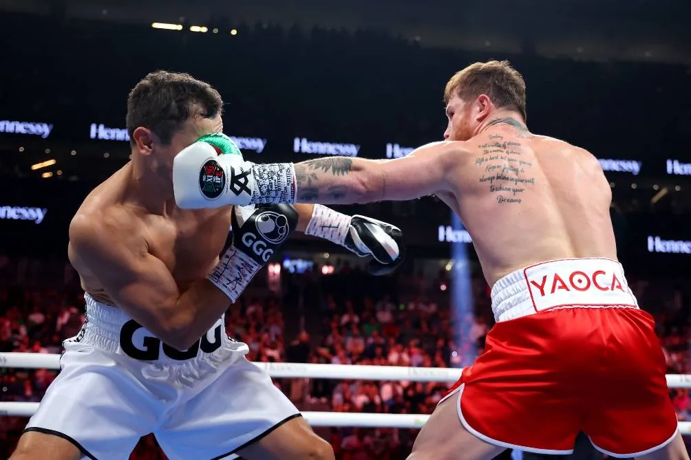 MEXSPORT Canelo Álvarez conectando un golpe a GGG