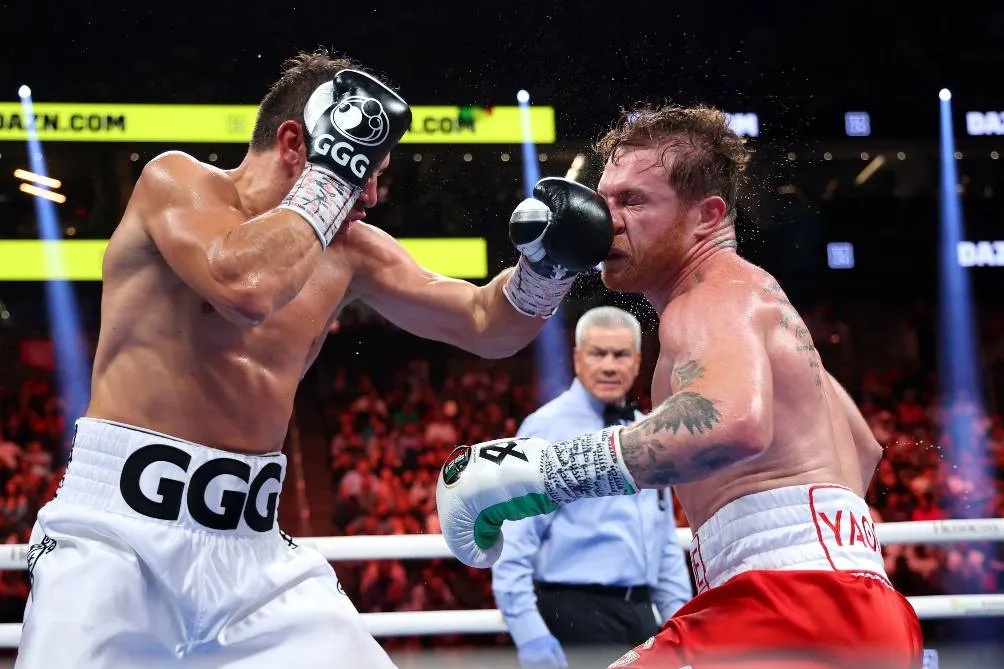 MEXSPORT Golovkin conectando un golpe a Canelo