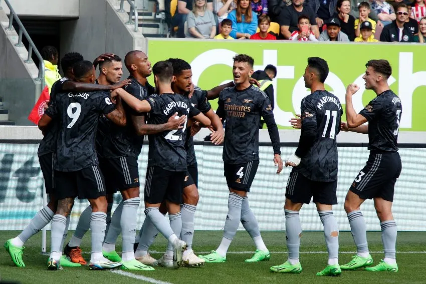 AP Arsenal en celebración de gol
