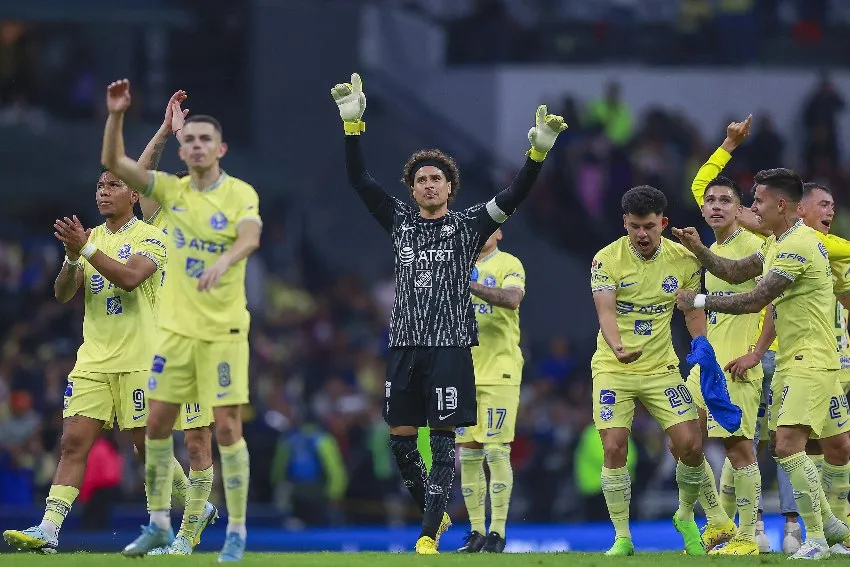 MEXSPORT Memo Ochoa celebrando la victoria en el Clásico Nacional
