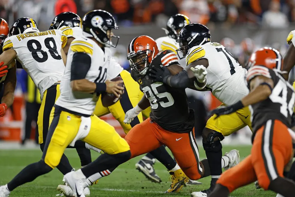 AP Myles Garrett, en acción ante los Steelers