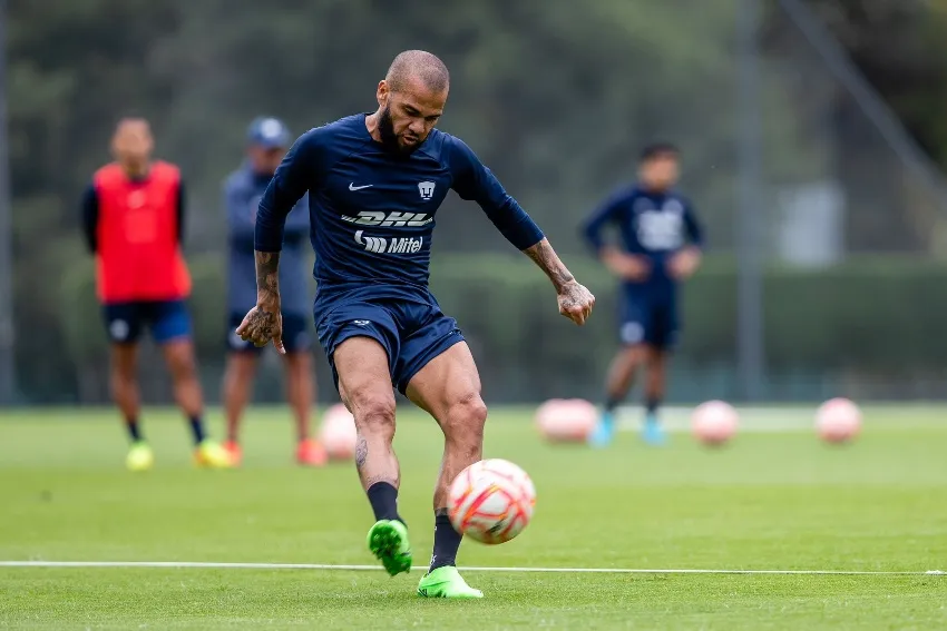 TWITTER: @PumasMX Dani Alves en entrenamiento con Pumas