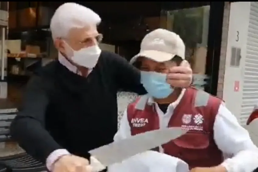 ESPECIAL Padre de Mauricio Tabe agrediendo a un trabajador de la CDMX
