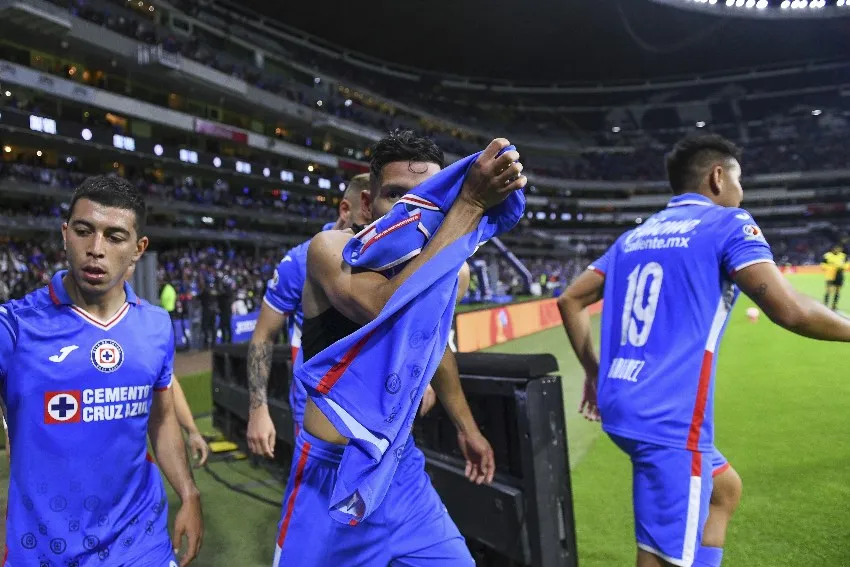 MEXSPORT Antuna celebrando su gol vs Chivas