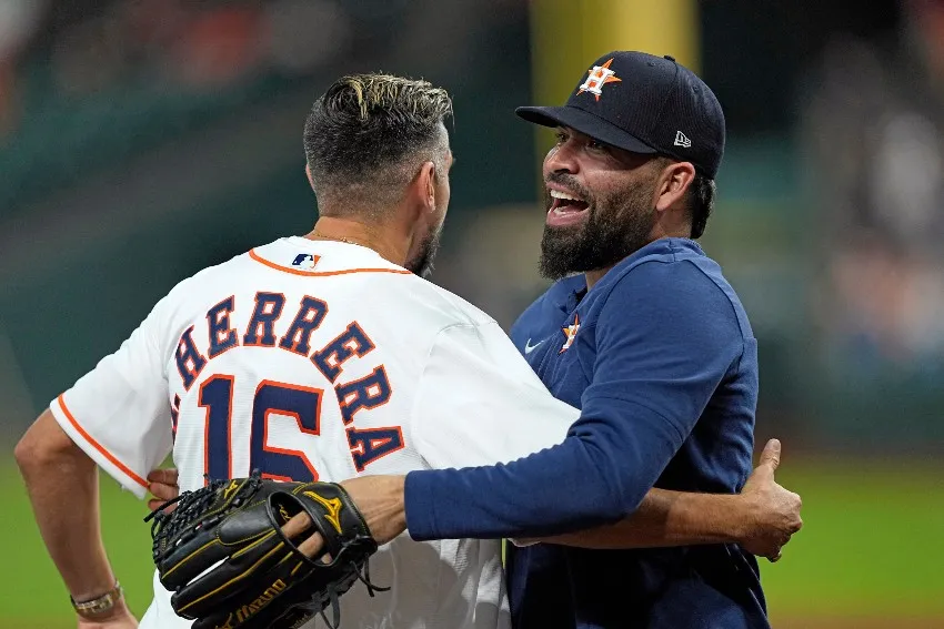 AP HH lanzó la primera bola de los Houston Astros