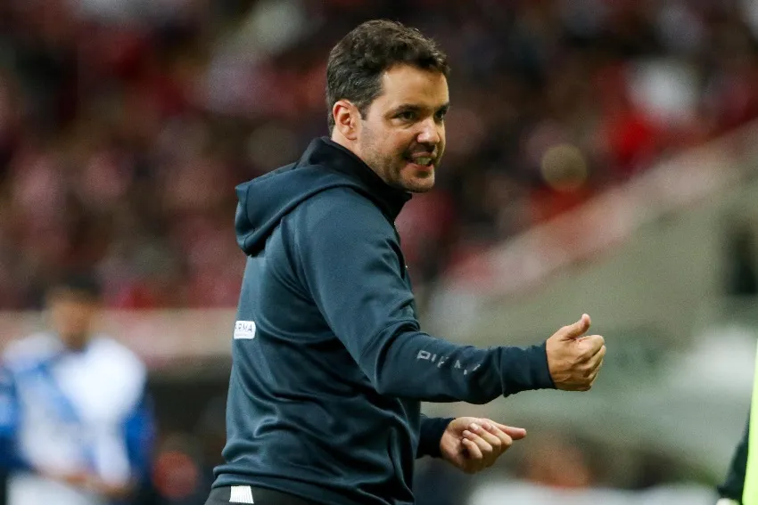 IMAGO 7 Nico Larcamón en un partido de Puebla