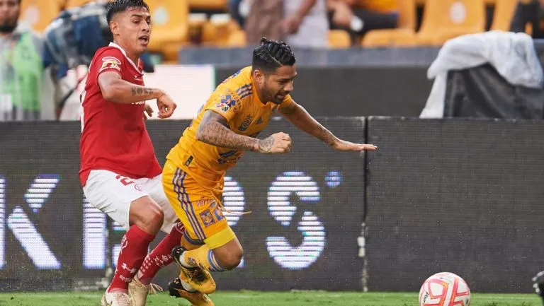 MEXSPORT Javier Aquino con Tigres vs Toluca en el AP22