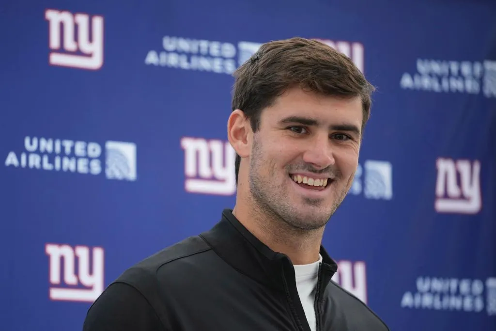AP Jones en conferencia de prensa
