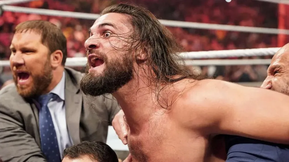 WWE Rollins va tras Riddle