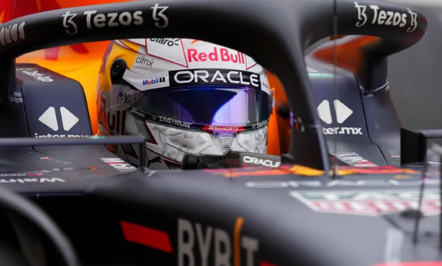 AP Pérez arriba de su auto