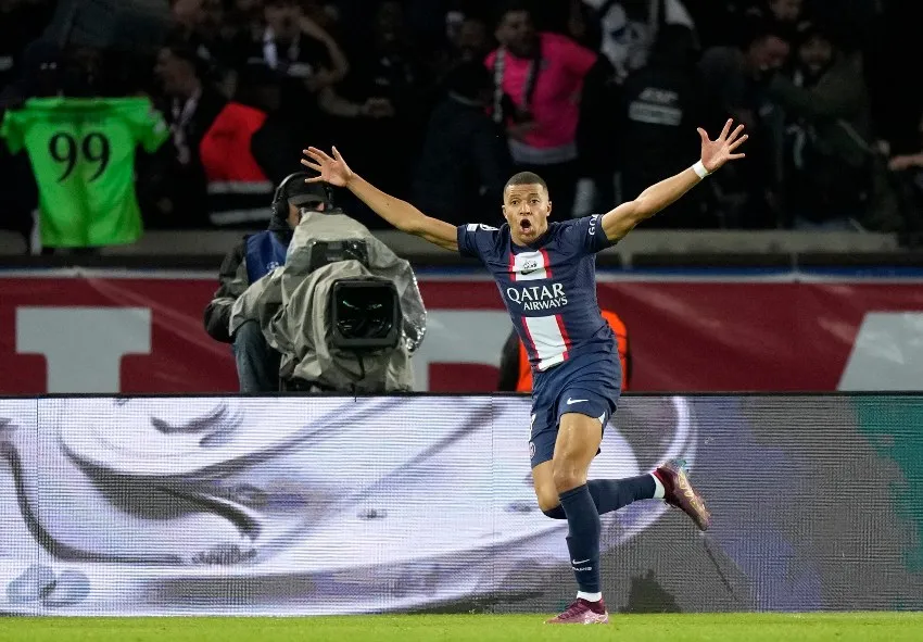 AP Mbappé en un partido con el PSG