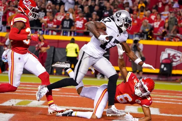 AP Kansas City remontó y ganó el MNF