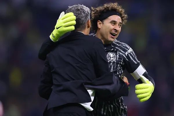 IMAGO7 Tano Ortiz en festejo con Memo Ochoa