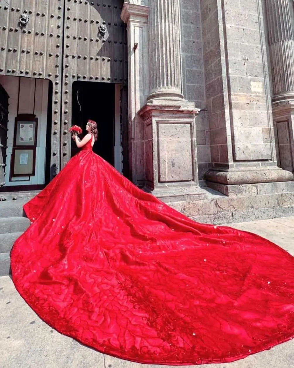 ESPECIAL El vestido de la hija del Canelo medía 6 metro de largo y 4 de ancho