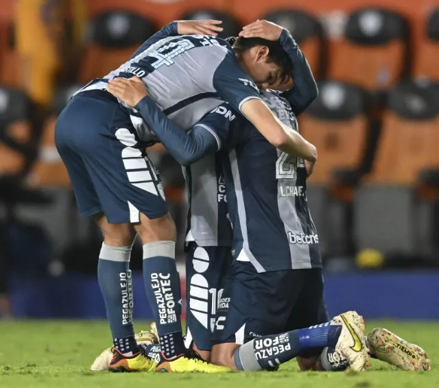 IMAGO7 Jugadores de los Tuzos, en festejo de gol