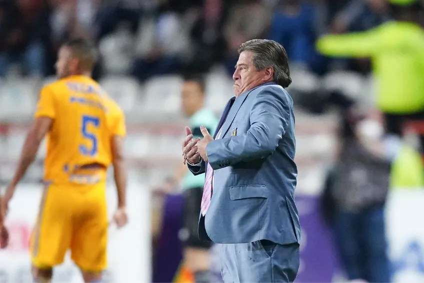 IMAGO7 Piojo Herrera dirigiendo a Tigres