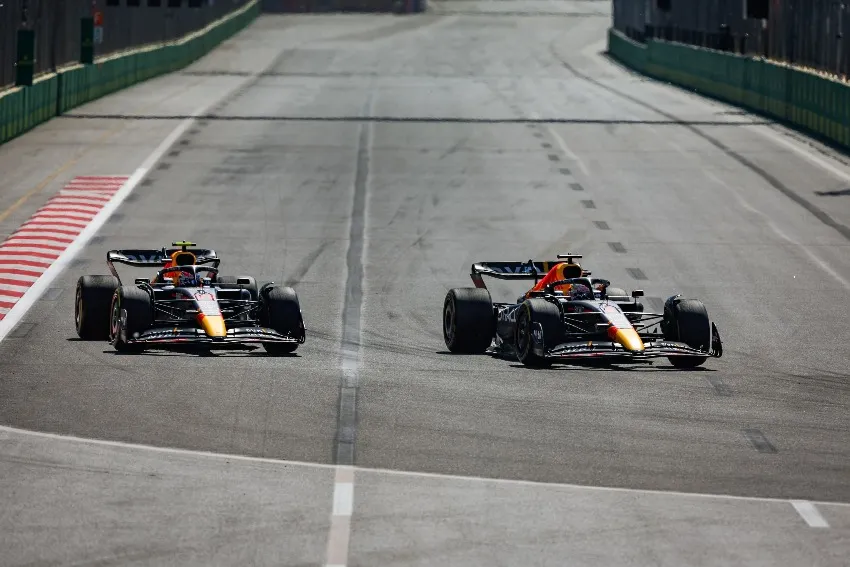 MEXSPORT Pérez y Verstappen en un GP de la F1