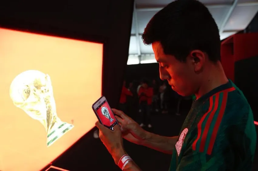 TWITTER: @claudiashein Tour de la Copa del Mundo en CDMX