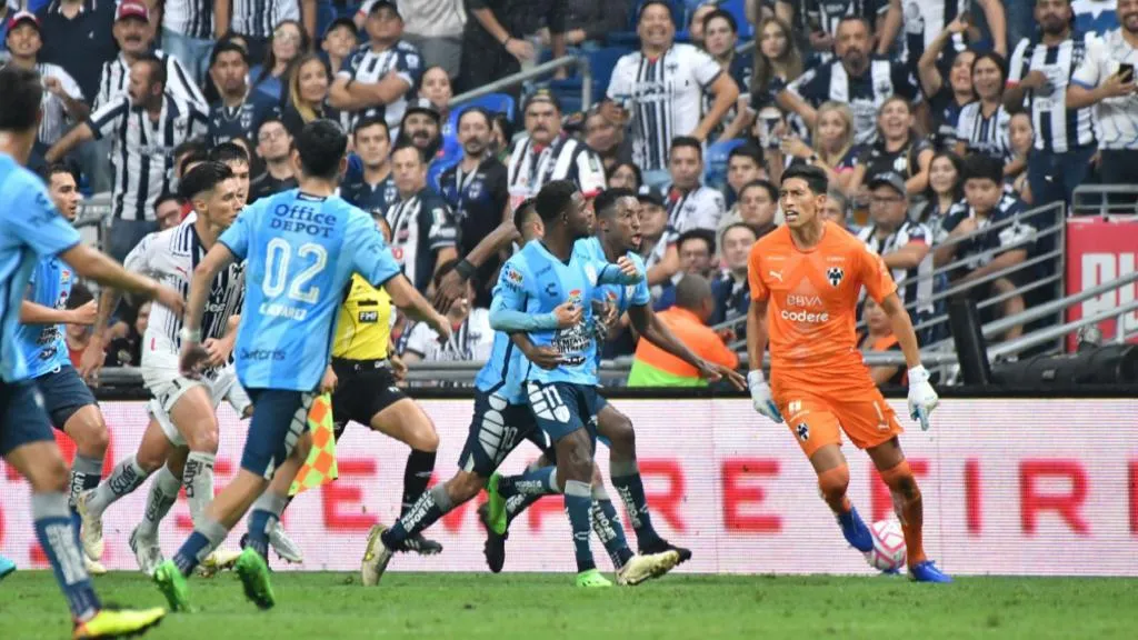 IMAGO7 Andrada buscando a Hurtado por su festejo