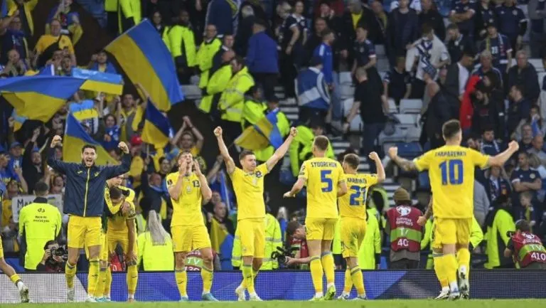 TWITTER @UCRANIAFUTBOLES Jugadores de Ucrania, en festejo